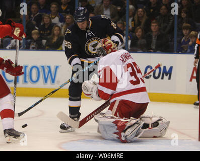 St. Louis Blues BJ Crombeen (L) Fans auf einen Schuß vor Detroit Red Wings Torwart Jimmy Howard in der ersten Periode gegen die Detroit Red Wings im Scottrade Center in St. Louis am 28. November 2009. UPI/Rechnung Greenblatt Stockfoto