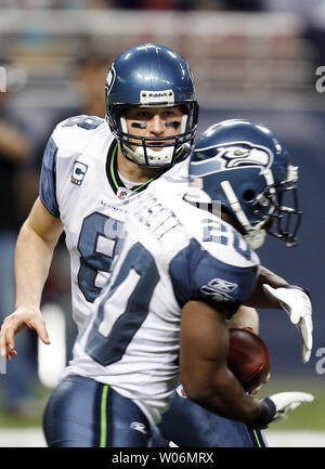 Seattle Seahawks Quarterback Matt Hasselbeck Hände der Fußball, laufen zurück Justin Forsett im vierten Quartal gegen die St. Louis Rams an der Edward Jones Dome in St. Louis am 29. November 2009. Seattle besiegt St. Louis 27-17. UPI/Rechnung Greenblatt Stockfoto