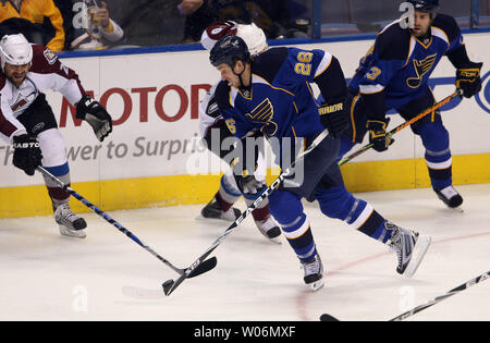 St. Louis Blues BJ Crombeen klopft ein Flying puck gegen die Colorado Avalanche in der ersten Periode im Scottrade Center in St. Louis am 7. Dezember 2009. Colorado gewann das Spiel 4-0. UPI/Rechnung Greenblatt Stockfoto