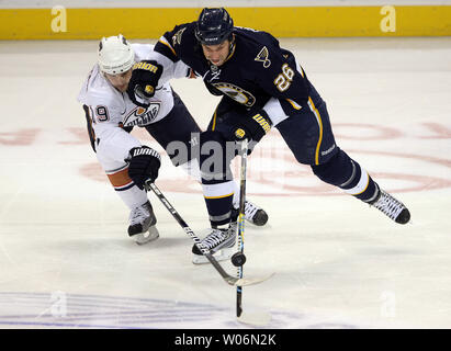 Edmonton Oilers Patrick O' Sullivan (L) Schlachten St. Louis Blues BJ Crombeen für die bouncing Puck in der ersten Periode im Scottrade Center in St. Louis am 11. Dezember 2009. UPI/Rechnung Greenblatt Stockfoto