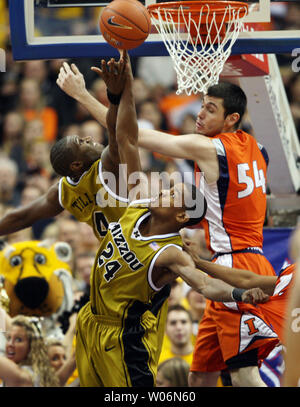 Missouri Tiger Kim Englisch (24) und JT Deichsel (4) Schlacht Illinois' Mike Tisdale (54) für die Steuerung in der ersten Hälfte des jährlichen Braggin Rechte Spiel im Scottrade Center in St. Louis am 23. Dezember 2009. UPI/Rechnung Greenblatt Stockfoto