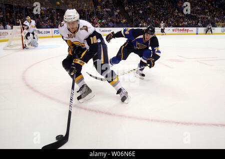 St. Louis Blues TJ Oshie (74) nutzt seine stick Buffalo Sabres Henrik Tallinder von Schweden in der ersten Periode im Scottrade Center in St. Louis am 27. Dezember 2009 zu überprüfen. UPI/Rechnung Greenblatt Stockfoto
