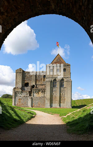 Castle Rising in Norfolk ein gut vorherrschtes Schloss aus dem 12. Jahrhundert Das ist eine beliebte historische Besucherattraktion, die durch die betrachtet wird Eingang Bogen Stockfoto
