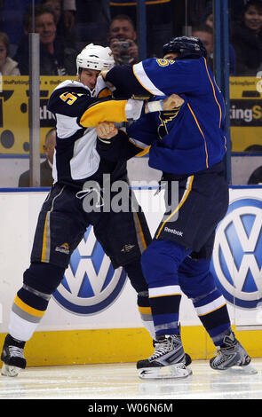 St. Louis Blues BJ Crombeen (R) landet ein Schlag in das Gesicht der Buffalo Sabres Craig Rivet während der ersten Zeit im Scottrade Center in St. Louis am 27. Dezember 2009. UPI/Rechnung Greenblatt Stockfoto