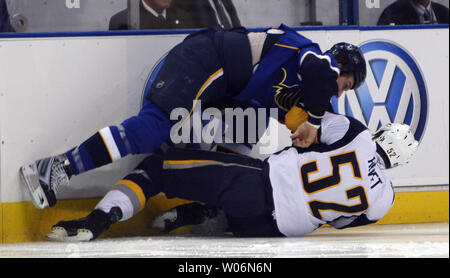 St. Louis Blues BJ Crombeen fällt auf Buffalo Sabres Craig Niet als die beiden kämpfen in der ersten Periode im Scottrade Center in St. Louis am 27. Dezember 2009. UPI/Rechnung Greenblatt Stockfoto