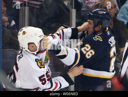 Chicago Blackhawks Ben eifrig (L) nimmt einen Schlag in das Gesicht von St. Louis Blues BJ Crombeen während der ersten Zeit im Scottrade Center in St. Louis am 2. Januar 2010. UPI/Rechnung Greenblatt Stockfoto