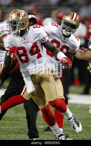 San Francisco 49ers Isacc Bruce (88) feiert mit Mannschaftskameraden Josh Morgan als Bruce aus dem Spiel, nachdem die 49ers das erste Spiel von scrimage im ersten Quartal gegen die St. Louis Rams an der Edward Jones Dome in St. Louis am 3. Januar 2010 kommt. San Francisco gewann das Spiel, wahrscheinlich das letzte für Bruce, 28-6. UPI/Rechnung Greenblatt Stockfoto