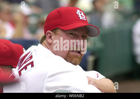 Ehemalige St. Louis Cardinals slugger Mark McGwire, in diesem August 5, 2000 Foto mit Steroiden während der Jagd nach dem home run Rekord von 1998 zugelassen hat, hat er in einer Erklärung an Medien sagt, am 11. Januar 2010. McGwire, wer sagt, daß er wirklich leid, sagt, er nahm die Droge verschiedene Verletzungen zu bekämpfen. McGwires Ruf hat seit dem 17. März 2005, als er sich weigerte, Fragen an einer Kongreßhörfähigkeit zu beantworten getrübt worden, statt zu sagen "Ich bin nicht hier, um über die Vergangenheit zu sprechen. McGwire wurde von den Kardinälen als Team schlagen der Trainer für die Saison 2010 eingestellt. UPI/Rechnung Greenblatt/FI Stockfoto