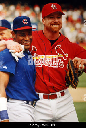 Ehemalige St. Louis Cardinals slugger Mark McGwire, gezeigt in diesem September 1998 Datei Foto mit Chicago Cubs Sammy Sosa (L) mit Steroiden während der Jagd nach dem home run Rekord von 1998 zugelassen hat, sagt er in einer Erklärung an Medien am 11. Januar 2010. McGwire, wer sagt, daß er wirklich leid, sagt, er nahm die Droge verschiedene Verletzungen zu bekämpfen. McGwires Ruf hat seit dem 17. März 2005, als er sich weigerte, Fragen an einer Kongreßhörfähigkeit zu beantworten getrübt worden, statt zu sagen "Ich bin nicht hier, um über die Vergangenheit zu sprechen. McGwire wurde von den Kardinälen als Team schlagen Trainer für die 201 eingestellt Stockfoto