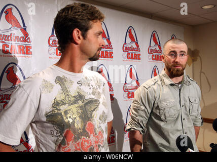 St. Louis Cardinals relief Pitcher Trever Miller (L) und Jason Mott, Gespräch mit Reportern während der Kardinäle Pflege Winter Warm Up in St. Louis 16. Januar 2010. Winter Warm Up in seinem 14. Jahr, Kardinäle Fans hautnah zu aktuellen, ehemaligen und zukünftigen Spieler. UPI/Rechnung Greenblatt Stockfoto