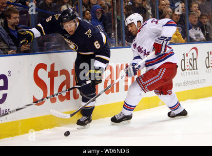 St. Louis Blues Erik Johnson (6) und die New York Rangers Michal Rozsival Schlacht für die losen Kobold in der ersten Periode im Scottrade Center in St. Louis 16. Januar 2010. UPI/Rechnung Greenblatt Stockfoto