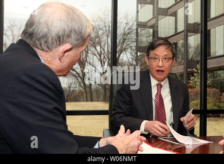 Chinas Botschafter in den Vereinigten Staaten Zhou Wenzhong (R), spricht mit Senator Christopher 'Kit' Bond R-Mo während der Inspektion Papiere die Bildung einer neuen Partnerschaft zu machen St. Louis ein Knotenpunkt für Chinas Mittelwesten Handel, in St. Louis am 1. Februar 2010 zum Abschluss zu bringen. Der Mittelwesten China Hub Kommission hofft Flugzeuge aus China wird der Landung am Lambert-St. Louis International Airport mit Waren im vierten Quartal dieses Jahres. Die Kommission fördert, dass St. Louis im Zentrum der Vereinigten Staaten mit guten Lkw und Schiene Fähigkeit von hier entfernt ist. UPI/Rechnung Greenblatt Stockfoto