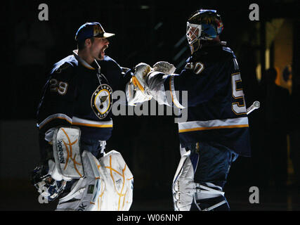 St. Louis Blues backup Torwart Ty Conklin (L) gibt Torwart Chris Mason Glück Pat vor einem Spiel gegen die Chicago Blackhawks im Scottrade Center in St. Louis am 6. Februar 2010. UPI/Rechnung Greenblatt Stockfoto