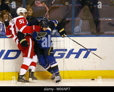 Detroit Red Wings Valtteri Filppula erhält in der Ecke von St. Louis Blues BJ Crombeen während der ersten Zeit des Spiels an der Scottrade Center in St. Louis überprüft am 9. Februar 2010. UPI/John boman Jr. Stockfoto