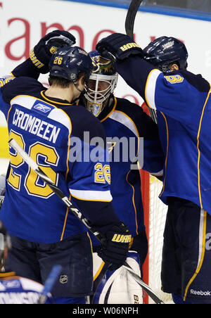 St. Louis Blues BJ Crombeen (L) und Jay McClement gratulieren Torwart Chris Mason am Ende des Spiels nach dem Sieg über die Toronto Maple Leafs 4-0, im Scottrade Center in St. Louis am 12. Februar 2010. UPI/Rechnung Greenblatt Stockfoto