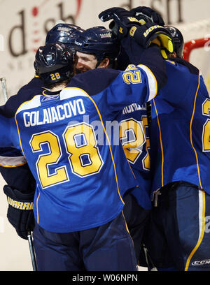 St. Louis Blues gratulieren BJ Crombeen (26) nach seinem Ziel in der dritten Periode gegen die Toronto Maple Leafs im Scottrade Center in St. Louis am 12. Februar 2010. St. Louis Toronto 4-0 besiegte. UPI/Rechnung Greenblatt Stockfoto