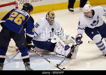 Toronto Maple Leafs Torwart Jean-Sebastien Giguere und Francois Beauchemin (R) kann nicht mehr zurück in Position ein Schuß, der von St. Louis Blues BJ Crombeen für ein Ziel in der dritten Periode im Scottrade Center in St. Louis am 12. Februar 2010 zu stoppen. St. Louis Toronto 4-0 besiegte. UPI/Rechnung Greenblatt Stockfoto