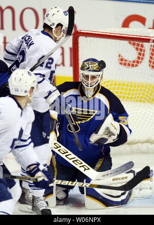 St. Louis Blues Torwart Chris Mason verliert den Puck wie Toronto Maple Leafs Tyler Bozak (42) Druck während der dritten Periode im Scottrade Center in St. Louis am 12. Februar 2010 gilt. St. Louis Toronto 4-0 besiegte. UPI/Rechnung Greenblatt Stockfoto