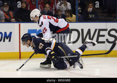 Washington Capitals Shaone Morrisonn (26) St. Louis Blues David Perron in der ersten Periode im Scottrade Center in St. Louis am 13. Februar 2010. UPI/Rechnung Greenblatt Stockfoto