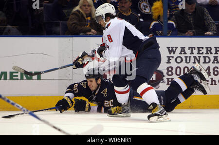 Washington Capitals Alex Ovechkin (8) Kontrollen St. Louis Blues Alexander Steen in der ersten Periode im Scottrade Center in St. Louis am 13. Februar 2010. UPI/Rechnung Greenblatt Stockfoto