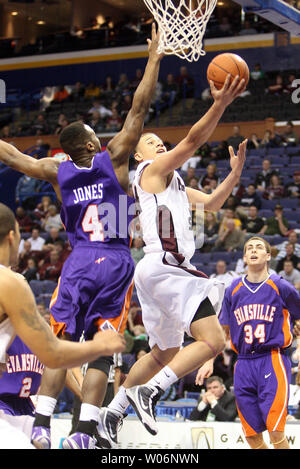 Missouri State Bären Kyle Weems (R) Spaziergänge Vergangenheit Evansville purpurroten Asse Lewis Jones für das Layup in der ersten Hälfte der Missouri Valley Conference Turnier im Scottrade Center in St. Louis am 4. März 2010. UPI/Rechnung Greenblatt Stockfoto