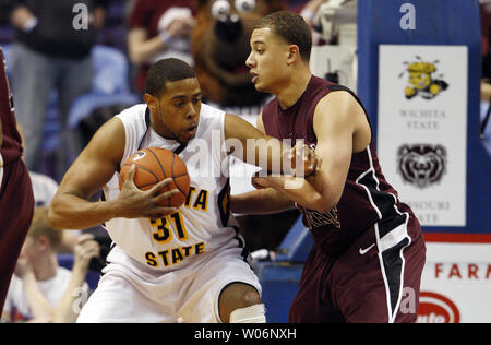 Wichita Zustand Shockers J.T. Turley (31) Verwendet ein Winkelstück um Missouri State Bären Kyle Weems in der ersten Hälfte während der Missouri Valley Conference Turnier zu bewegen Am Scottrade Center in St. Louis am 5. März 2010. UPI/Rechnung Greenblatt Stockfoto