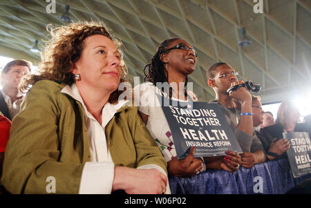 Anhänger hören, wie US-Präsident Barack Obama spricht über seine Gesundheitsreform Paket an St. Charles High School in St. Charles, Missouri am 10. März 2010. UPI/Rechnung Greenblatt Stockfoto