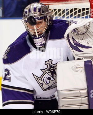 Los Angeles Kings Torwart Jonathan Quick hat ein Auge auf den Puck in der ersten Periode gegen die St. Louis Blues im Scottrade Center in St. Louis am 25. März 2010. UPI/Rechnung Greenblatt Stockfoto