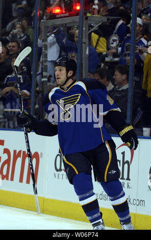 St. Louis Blues BJ Crombeen wirft seinen Stock nach seiner ersten Periode Ziel gegen die Los Angeles Kings im Scottrade Center in St. Louis am 25. März 2010. UPI/Rechnung Greenblatt Stockfoto
