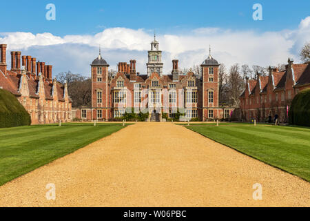 Frontaler Aspekt der Blickling Hall in Norfolk aus der Öffentlichkeit genommen Straße ein beliebtes National Trust Hotel Stockfoto