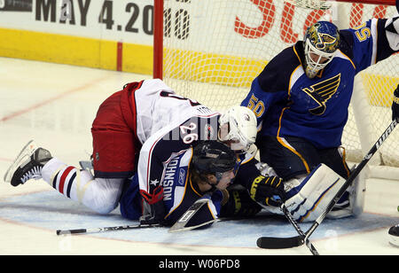 Columbus Blue Jackets Samuel Pahisson Schweden endet ontop von St. Louis Blues Erik Johnson als Blues Torwart Chris Mason auf in der dritten Periode im Scottrade Center in St. Louis am 5. April 2010 aussieht. St. Louis gewann das Spiel 2-1. UPI/Rechnung Greenblatt Stockfoto