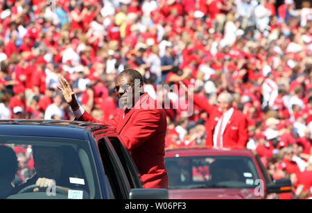 Ehemalige St. Louis Cardinals Krüge und Mitglieder der National Baseball Hall of Fame Bob Gibson (Vordergrund) und Bruce Sutter wave, die Fans, da sie Kreis Busch Stadium am Eröffnungstag am Busch Stadium in St. Louis am 12. April 2010. UPI/Rechnung Greenblatt Stockfoto