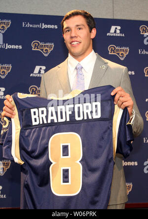 St. Louis Rams neuestes Mitglied, Quarterback SAM Bradford, hält sein Trikot, wie er zu den Reportern an Rams Park in Earth City, Missouri am 23. April 2010 eingeführt wird, einen Tag nach ausgewählten sein Nr. 1 in der ersten Runde der NFL. Bradford spielte seine College Football bei Oklahoma. UPI/Rechnung Greenblatt Stockfoto