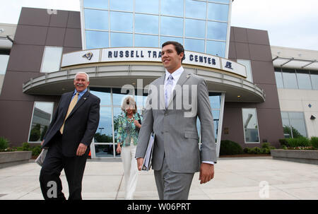 St. Louis Rams neuestes Mitglied, Quarterback SAM Bradford, verlässt die Rams Ausbildungsstätte mit Vater und Mutter Martha Kent nach mit Reportern an Rams Park in Earth City, Missouri eingeführt wird am 23. April 2010, einen Tag nach ausgewählten sein Nr. 1 in der ersten Runde der NFL. Bradford spielte seine College Football bei Oklahoma. UPI/Rechnung Greenblatt Stockfoto