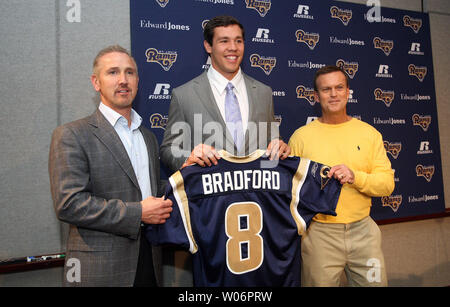 St. Louis Rams neuestes Mitglied, Quarterback SAM Bradford, hält sein Trikot mit Head Coach Steve Spagnuolo (L) und General manager Billy Devaney, wie er zu den Reportern an Rams Park in Earth City, Missouri am 23. April 2010 eingeführt wird, einen Tag nach ausgewählten sein Nr. 1 in der ersten Runde der NFL. Bradford spielte seine College Football bei Oklahoma. UPI/Rechnung Greenblatt Stockfoto