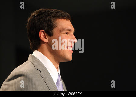 St. Louis Rams neuestes Mitglied, Quarterback SAM Bradford, spricht mit Reportern an Rams Park in Earth City, Missouri am 23. April 2010, einen Tag nach ausgewählten sein Nr. 1 in der ersten Runde der NFL. Bradford spielte seine College Football bei Oklahoma. UPI/Rechnung Greenblatt Stockfoto