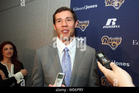 St. Louis Rams neuestes Mitglied, Quarterback SAM Bradford, spricht mit Reportern an Rams Park in Earth City, Missouri am 23. April 2010, einen Tag nach ausgewählten sein Nr. 1 in der ersten Runde der NFL. Bradford spielte seine College Football bei Oklahoma. UPI/Rechnung Greenblatt Stockfoto