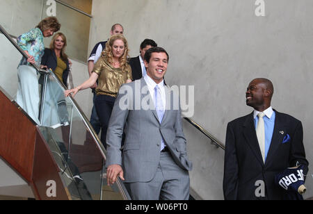 St. Louis Rams neuestes Mitglied, Quarterback SAM Bradford, decends vom Team Büros wie bereitet er Reportern an Rams Park in Earth City, Missouri am 23. April 2010, einen Tag nach ausgewählten sein Nr. 1 in der ersten Runde der NFL. Bradford spielte seine College Football bei Oklahoma. UPI/Rechnung Greenblatt Stockfoto