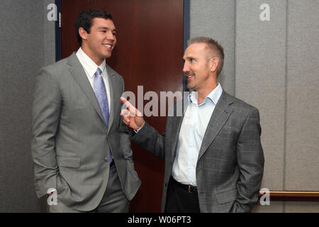 St. Louis Rams neuestes Mitglied, Quarterback SAM Bradford, (L) erhält einige Anweisungen von Head Coach Steve Spagnuolo vor dem Treffen mit Reportern an Rams Park in Earth City, Missouri am 23. April 2010, einen Tag nach ausgewählten sein Nr. 1 in der ersten Runde der NFL. Bradford spielte seine College Football bei Oklahoma. UPI/Rechnung Greenblatt Stockfoto