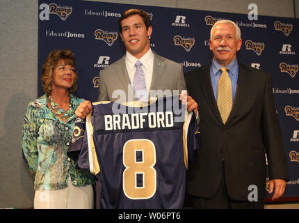 St. Louis Rams neuestes Mitglied, Quarterback SAM Bradford, hält sein Jersey als Mutter und Vater Martha Kent stand in der Nähe der Vor mit Reportern an Rams Park in Earth City, Missouri eingeführt wird am 23. April 2010, einen Tag nach ausgewählten sein Nr. 1 in der ersten Runde der NFL. Bradford spielte seine College Football bei Oklahoma. UPI/Rechnung Greenblatt Stockfoto