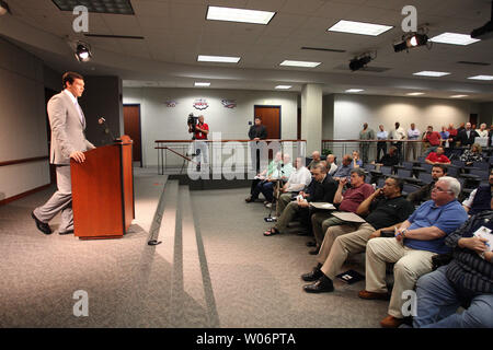 St. Louis Rams neuestes Mitglied, Quarterback SAM Bradford, spricht mit Reportern an Rams Park in Earth City, Missouri am 23. April 2010, einen Tag nach ausgewählten sein Nr. 1 in der ersten Runde der NFL. Bradford spielte seine College Football bei Oklahoma. UPI/Rechnung Greenblatt Stockfoto