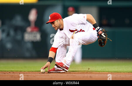 St. Louis Cardinals überspringen Schumaker hat Probleme mit dem Baseball von der Fledermaus von flordia Marlins Hanley Ramirez im ersten Inning am Busch Stadium in St. Louis am 19. Mai 2010. UPI Foto/Rechnung Greenblatt Stockfoto