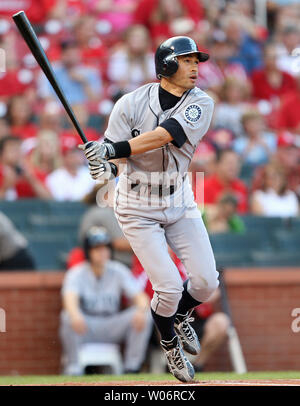 Seattle Mariners Ichiro Suzuki von Japan beobachtet, wie der Baseball Blätter Busch Stadium für ein Solo home run gegen die St. Louis Cardinals im ersten Inning in St. Louis am 14. Juni 2010. UPI/Rechnung Greenblatt Stockfoto