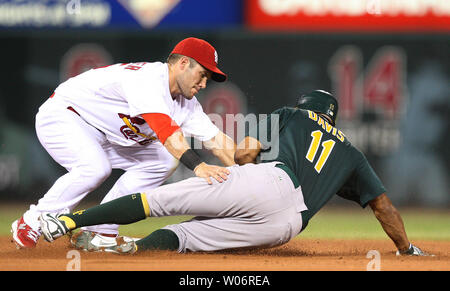 St. Louis Cardinals überspringen Schumaker setzt die Variable auf eine "Oaklanbd Rajal Davis an der zweiten Base für die im siebten Inning am Busch Stadium in St. Louis am 18. Juni 2010. UPI/Rechnung Greenblatt Stockfoto