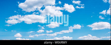 Weiße Wolke in den blauen Himmel Stockfoto
