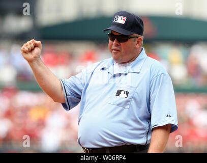 Erste Unterseite Schiedsrichter Wally Bell Signale während der Milwaukee Brewers - St. Louis Cardinals baseball spiel am Busch Stadium in St. Louis am 4. Juli 2010. UPI/Rechnung Greenblatt Stockfoto
