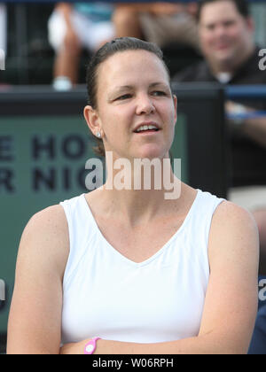 Drei Grand-slam-singles Meister und ehemalige Welt Nr. 1 Women's Tennis Player Lindsay Davenport, Einführungen hört als Mitglied der St. Louis Asse im Spiel gegen die Sacramento Hauptstädte in World Team Tennis Matches auf der Dwight Davis Tennis Center in St. Louis am 7. Juli 2010. UPI/Rechnung Greenblatt Stockfoto