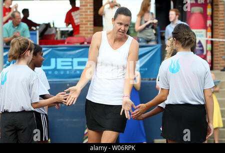 Drei Grand-slam-singles Meister und ehemalige Welt Nr. 1 Women's Tennis Player Lindsay Davenport Hände mit jungen Tennisspieler wie Sie ist als Mitglied der St. Louis Asse im Spiel gegen die Sacramento Hauptstädte in World Team Tennis Spiele vorgestellt auf der Dwight Davis Tennis Center in St. Louis am 7. Juli 2010 schlägt. UPI/Rechnung Greenblatt Stockfoto