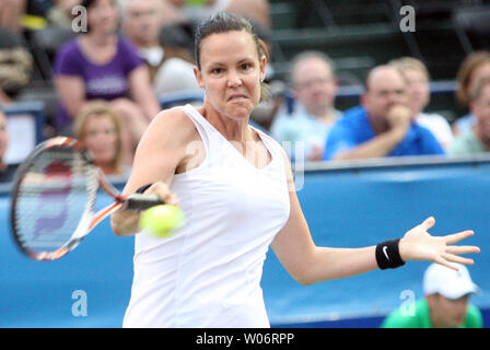 Drei Grand-slam-singles Meister und ehemalige Welt Nr. 1 Women's Tennis Player Lindsay Davenport kehrt a als Mitglied der St. Louis Asse im Spiel gegen die Sacramento Hauptstädte dienen in World Team Tennis Matches auf der Dwight Davis Tennis Center in St. Louis am 7. Juli 2010. UPI/Rechnung Greenblatt Stockfoto