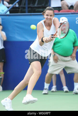 Drei Grand-slam-singles Meister und ehemalige Welt Nr. 1 Women's Tennis Player Lindsay Davenport kehrt a als Mitglied der St. Louis Asse im Spiel gegen die Sacramento Hauptstädte dienen in World Team Tennis Matches auf der Dwight Davis Tennis Center in St. Louis am 7. Juli 2010. UPI/Rechnung Greenblatt Stockfoto